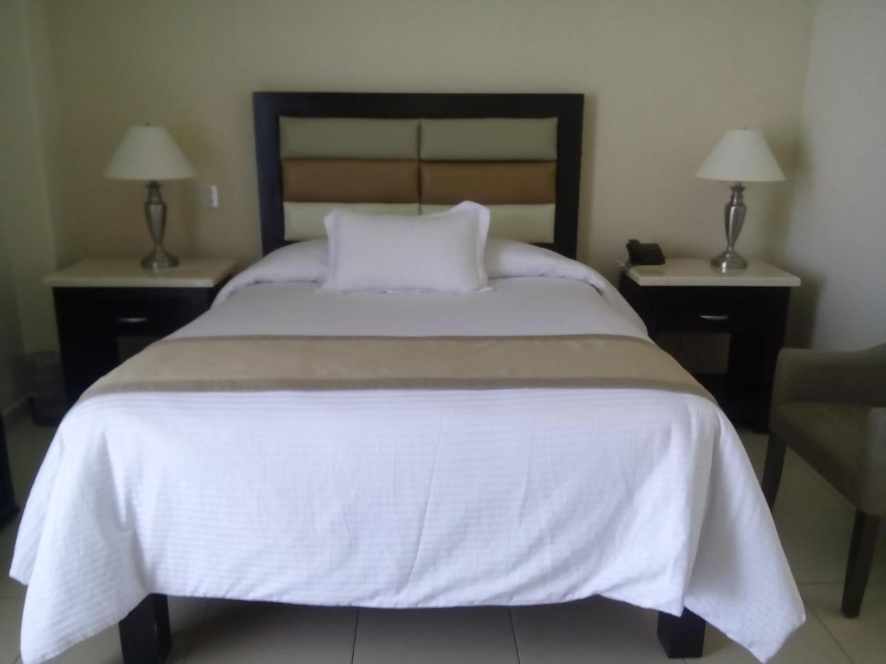 Hotel Y Suites Maria Fernanda Zitacuaro Exterior photo